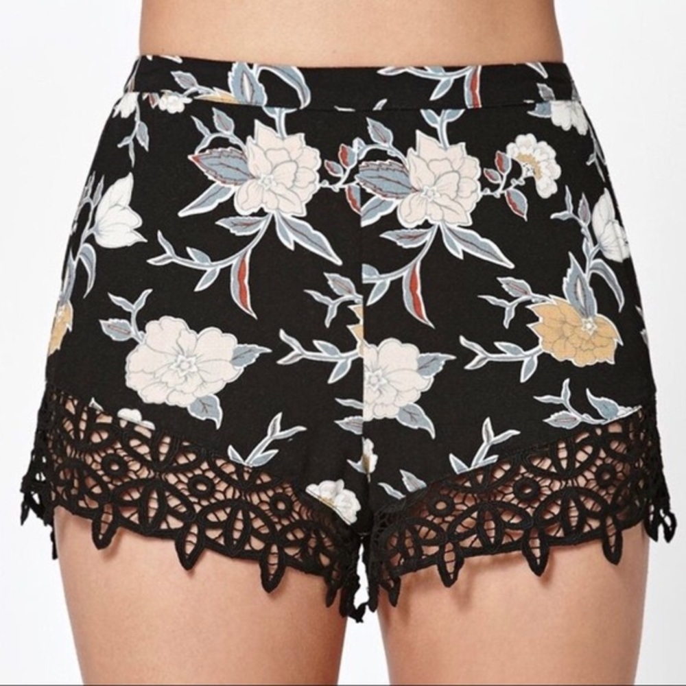 Kendall & Kylie Jenner Brand Shorts w/ Lace | S 🖤
